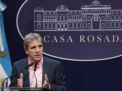 Luis Caputo durante el anuncio de la quita del capítulo fiscal de la Ley Bases, 26 de enero de 2024