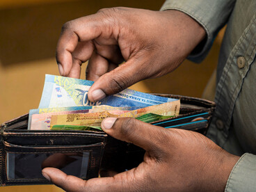 Dans les marchés et les foyers du Sahel, la monnaie demeure un instrument de confiance autant qu’un outil d’échange. Entre aspirations souverainistes et contraintes économiques, l’AES avance sur une ligne d’équilibre délicate