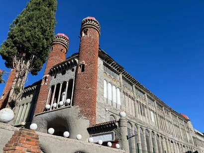 Se trata de una catedral conformada por todos los elementos arquitectónicos tradicionales, de 4.740 metros cuadrados y 35 de altura, amasada durante sesenta años por la fe y la ilusión de su autodidacta creador, que nos ha dado la mejor de las lecciones: si lo crees, lo creas. Mejorada del Campo, Madrid, España