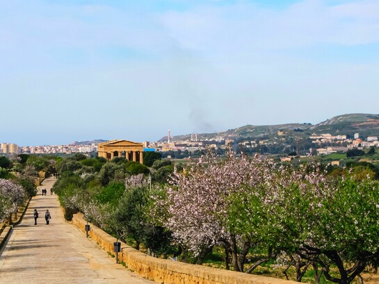 Il turismo lento permette di scoprire i paesaggi della Sicilia con tempi più rilassati e autentici. Agrigento, Italia