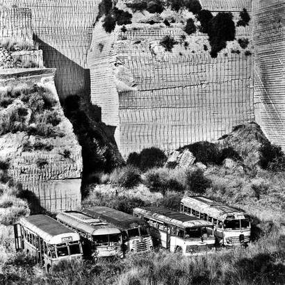 Angelo Pitrone, Agrigento, deposito degli autobus, 1990, Stampa digitale inkjet (da negativo in
bianco e nero 6 x 6 cm), 90 x 90 cm, tiratura, 2/5, Agrigento, collezione dellʼartista