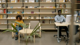 Homem faz pesquisa acadêmica em biblioteca. O tipo de conhecimento mais validado depende do propósito. O ideal é que os dois sejam vistos como complementares: o conhecimento acadêmico oferece rigor e generalização, enquanto o conhecimento empírico fornece experiência e contexto