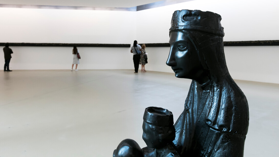 Black Madonna (v.), Walking Prayer (h.), Theaster Gates. Black Madonna, 2018, Tar / Rebund Books. Photocredit: Julian Salinas