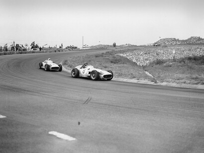 Dos Mercedes-Benz W196 durante el Gran Premio de Holanda en Zandvoort, el 19 de junio de 1955. Juan Manuel Fangio es seguido por Stirling Moss