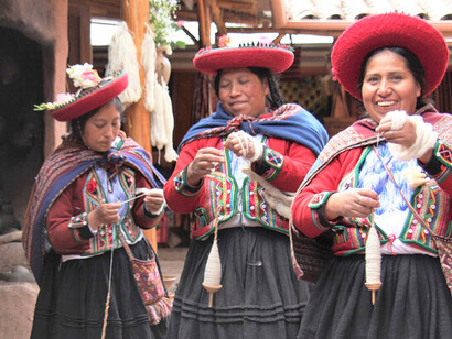Mulheres envergando os típicos e coloridos trajes da cultura andina peruana