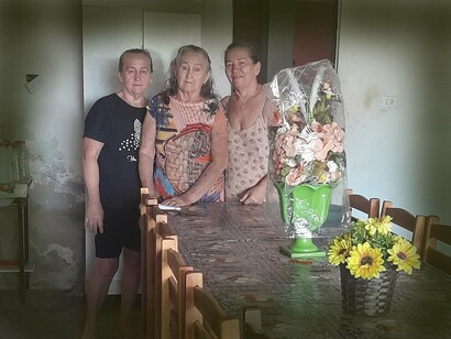 As três mulheres de Lourenço (Jailda, Maria e Joilma) reunidas na cozinha às 6h. Orgulho mesmo é ver a professora Maria, a primeira mulher de Lourenço (única esposa, são casados há 61 anos). Ela completou 76 anos no dia 2 de janeiro de 2025, e é mãe das também professoras, as outras duas mulheres de Lourenço, que são suporte da lida diária dentro de casa fora à da escola