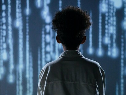 Embora a computação quântica ainda esteja em estágio inicial, ela já demonstrou potencial para resolver problemas extremamente complexos, como simulações de moléculas para o desenvolvimento de novos medicamentos, otimizações logísticas e avanços em criptografia. Grandes empresas e governos estão investindo bilhões de dólares nessa área, e acredita-se que, nas próximas décadas, computadores quânticos se tornarão ferramentas essenciais para centros de pesquisa e grandes corporações