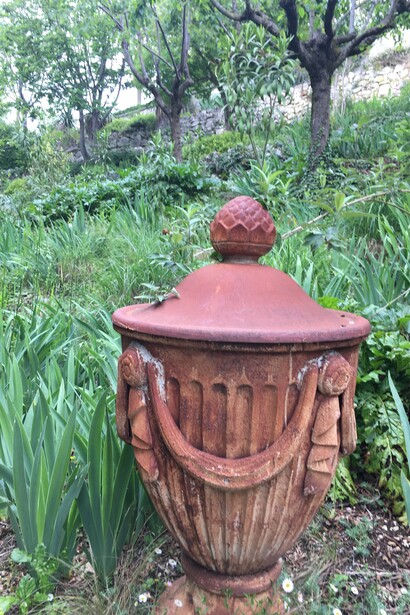 Vaso urna in ghisa,Giardino della Torre e delle piante tenaci, Vicenza, Italia