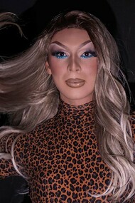 Luan Steenbock, estudante de Publicidade e Propaganda, ator de teatro e TV, apresentador, Drag Queen, Gerente de Projetos e artista múltiplo em formação, percebe nuances curiosas em uma era em que a informação circula de forma desenfreada e a avaliação da arte se mostra pouco criteriosa. Temas como comparação, autoexigência, inseguranças e perfeição são abordados nesta entrevista intensa, profunda e carregada de significados