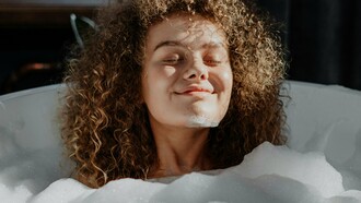 Decidi mudar, me matriculei na academia, procurei uma nutricionista, fiz uma dieta, passei a ter uma rotina mais saudável, comecei a dormir melhor e, aos poucos, tudo foi se encaixando. De uma vida entediante e sobrevivente da própria sorte, passei a ser uma inspiração de saúde e bem-estar e me tornei, de fato, a protagonista da minha própria vida. Passei a ser o orgulho da minha nutricionista e da minha terapeuta pois me permiti encontrar um novo caminho em meio ao caos que eu estava vivendo. Passei a de fato, ter fé de que as coisas melhorariam