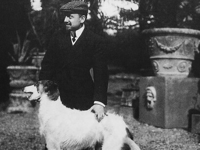 Gabriele d'Annunzio con un levriero in giardino