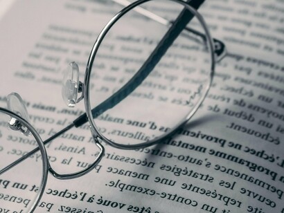 Camilo, nas suas obras, especialmente no Amor de Perdição e em Amor de Salvação, transfigura-se nas personagens e ganha vida nelas; escreve a Vermelho, cor de fogo, entre a Perdição e a Salvação, entrega-se de corpo e alma, purifica-se na Paixão...

