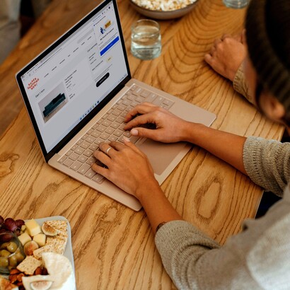 Studiare per inseguire un sogno e ritrovarsi a sentirsi invisibili è una delle contraddizioni più amare del lavoro contemporaneo