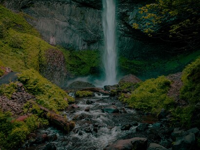 A waterfall with a direct downward stream splashing the ground