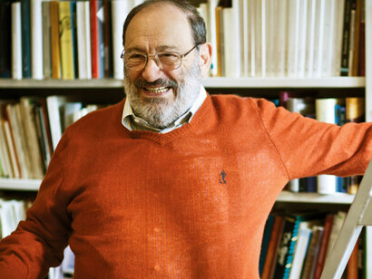 Umberto Eco nel suo studio