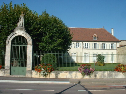 Museo miltar de Briennes-le-Château, con la estatua de Napoleón sobre la puerta de entrada ak recinto