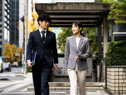 Pequeños gestos, como ceder el paso o guiar a un desconocido perdido, reflejan una consideración profundamente arraigada en la sociedad japonesa