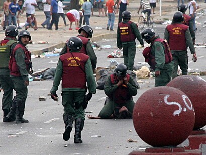La Guardia del Pueblo en la escena de un crimen en plena calle en Venezuela
