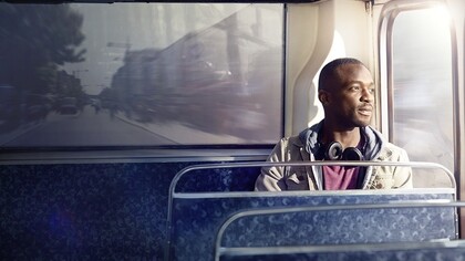 Henrik Knudsen. Luzes e sombras que viajam em um ônibus