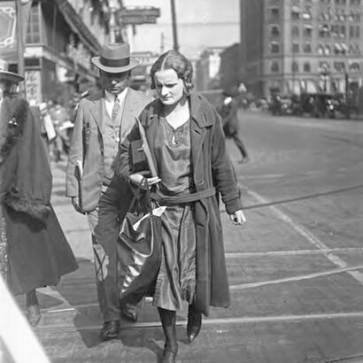 Marito e moglie camminano per le strade di Seattle (1917)