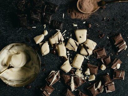 Pedaços de chocolate. Antes mesmo de o indivíduo consumir o alimento, ocorre um processo chamado de "pré-recompensa", ou seja, um prazer antecipado que sentimos só de pensar que coisas boas ou interessantes virão, com base em lembranças