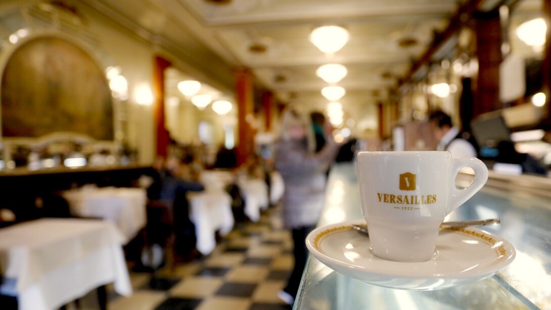 Xícara de café na Pastelaria Versailles, em Lisboa, Portugal