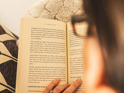 Joven durante una lectura. El libro de Goytisolo refleja el peso de una pérdida; el de Donoso, el de una victoria