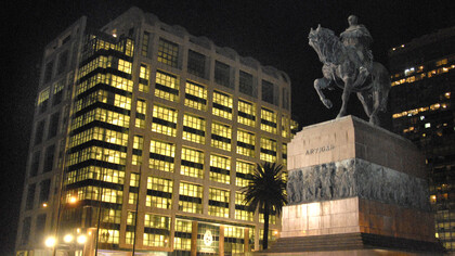 Torre Ejecutiva por la noche, actual sede del Poder Ejecutivo y de la Presidencia, Montevideo, Uruguay
