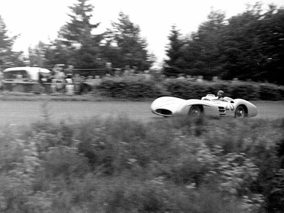 Il Gran Premio d'Europa del 1954, disputato il 1 agosto sul circuito del Nürburgring in Germania, è stato un evento significativo nella storia della Formula 1. Ufficialmente noto anche come Gran Premio di Germania, questa gara rappresentava la sesta prova del Campionato Mondiale di Formula 1 del 1954