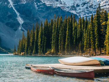 Traveling broadens perspectives, boosts mental and physical health by reducing stress and increasing happiness, and fosters personal growth through new cultural experiences and challenges