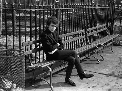 © Estate of Fred W. McDarrah - Dylan on bench, 1965