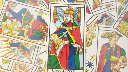 Este Arcano representa uma mulher sábia, uma sacerdotisa antiga, que detém o conhecimento e a intuição necessárias para saber agir da forma mais adequada. A Papisa representa a serenidade, e também o estudo e o mistério. Sempre que este Arcano surge, a pessoa está preparada para resolver as questões que se lhe apresentam e sabe fazê-lo com sabedoria, mestria e inteligência. Este Arcano indica que deve prestar muita atenção à sua intuição para saber compreender os sinais que esta lhe envia. A sua voz interior é a sua mais sábia conselheira