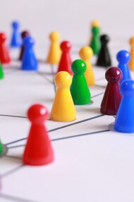 Rete di persone. Era il 12 settembre 2003, quando una dozzina di attivisti di organizzazioni di abitanti, sindacati inquilini, cooperative di tutti i continenti si incontrarono a Madrid per dare vita all’Alleanza Internazionale degli Abitanti (IAI). La Carta dei Principi Fondatori, sottolinea l’importanza di rafforzare la voce dei senza voce, dal piano locale a quello globale, come strumento strategico per costruire e consolidare vincoli di solidarietà indispensabili per proteggere il diritto degli abitanti di essere costruttori ed utenti delle città