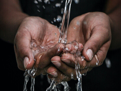 Acqua raccolta nelle mani. Come l’acqua del fiume che non sa dove le capiterà di passare, così noi non possiamo sapere cosa accadrà durante il nostro percorso