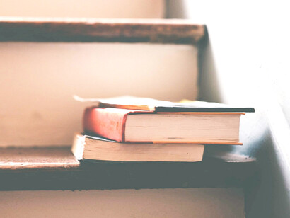 Libros dejados en una escalera. Ernesto González Bermejo ganó un sitial propio en ese Uruguay de grandes plumas periodísticas y de grandes revistas