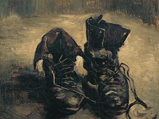 O par de sapatos, de Van Gogh. Uma de suas marcas são suas pinceladas marcantes usando grossas camadas de tinta com círculos, curvas e espirais. Essa forma peculiar de pintar torna a pintura mais vibrante e repleta de movimento