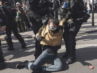 Joven detenido durante una protesta en Buenos Aires, Argentina. Desde el pensamiento crítico, la cultura popular y la acción territorial, se articula una oposición ética y política al saqueo y la injusticia