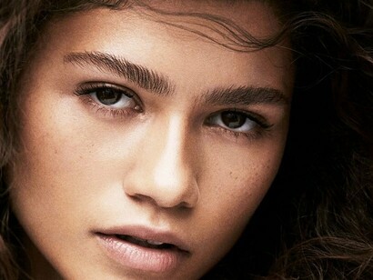 Zendaya, atriz que interpreta Mary Jane em alguns filmes do Homem Aranha. Seu estilista Law por exemplo, possui um grande acervo vintage fato que contribui para a autenticidade dos looks usados pela Zendaya, além do maravilhoso trabalho junto a marcas como Valentino e Louis Vuitton