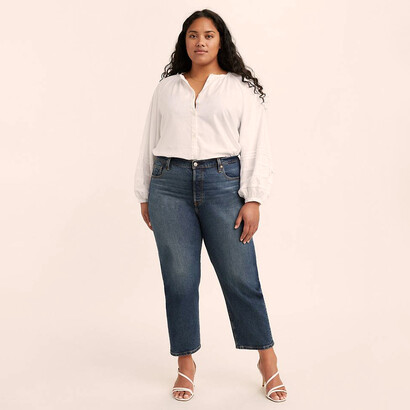 Mujer posa con unos pantalones de mezclilla