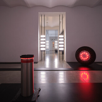 Alona Rodeh
The Long Stretch (Installation), 2020
MDF, Metall, Polycarbonat, Dibond, Antirutschband, Poller, Zigaretten, Reifen, LED Lichter
Unikat + 1 AP
Größe variabel
Courtesy Christine König Galerie, Wien und die Künstlerin
© Foto: Philipp Friedrich
