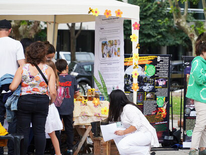 Este festival es político, aunque de ningún partido particular. Somos un frente único de lucha, una comunidad diversa y comprometida con tres consignas:
- Por el cumplimiento de la ley de financiamiento del sistema nacional de ciencia, tecnología e innovación.
- En contra del desmantelamiento del sistema de ciencia y tecnología.
- En contra de los despidos arbitrarios en el Estado
