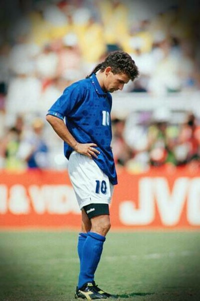 Roberto Baggio immortalato dopo aver sbagliato il rigore al campionato del mondo di calcio, 1994