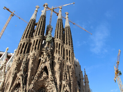 Antoni Gaudí, La Sagrada Familia, Barcelona, España.

El arquitecto murió en 1926 atropellado por un tranvía, dejando, además de la cripta, una porción del claustro y la fachada del Nacimiento construidas   
