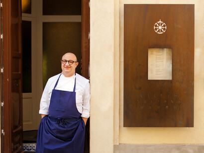 Ciccio Sultano davanti al ristorante Duomo