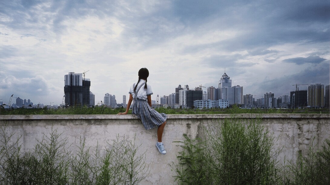 Weng Fen, On the Wall – Shenzhen (1) (2002), Photograph courtesy of the artist
