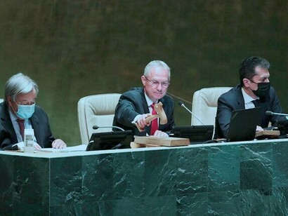 El presidente de la Asamblea General de la ONU, Csaba Kőrösi, golpea su mazo