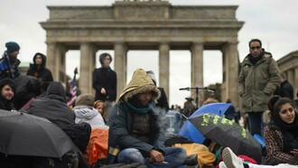 Concentración de migrantes frente a la puerta de Brandeburgo de Berlín