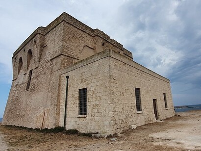 La Torre Guaceto è un'antica torre di avvistamento situata lungo la costa pugliese, immersa in una riserva naturale che protegge un ricco ecosistema marino e terrestre, Puglia