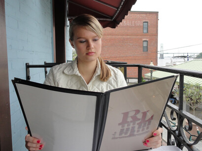 Examinando el menú de un restaurante