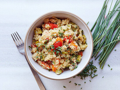 Plato vegano de Quinua. A pesar de su prestigio internacional, la producción masiva de quinua enfrenta serias denuncias por el uso de pesticidas prohibidos